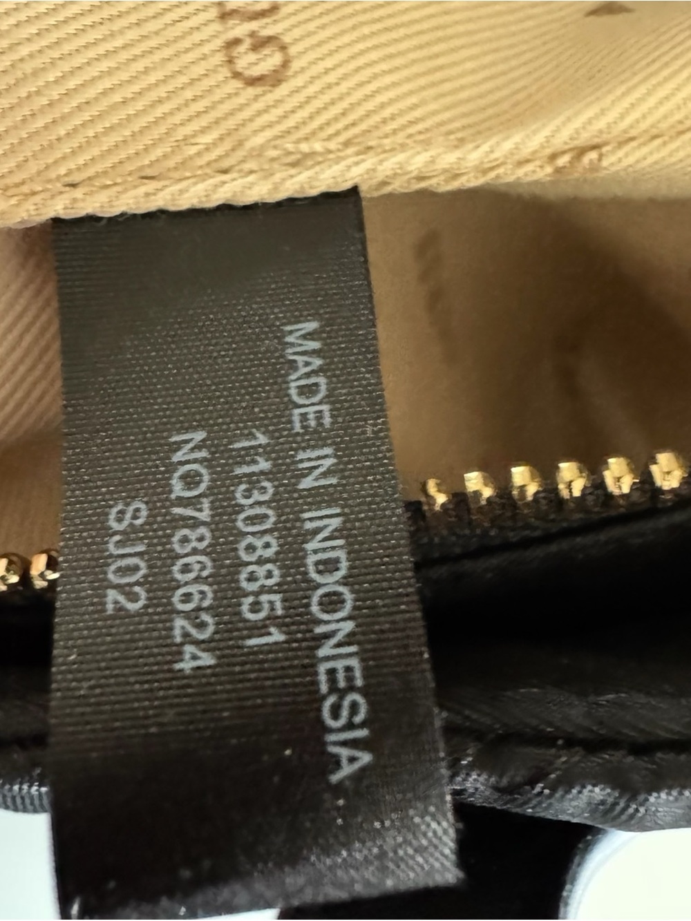 GUESS Jaxi Top Quilted Zip Tote - Picture 13 of 13